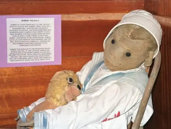 被真实诅咒的娃娃——罗伯特娃娃玩偶事件