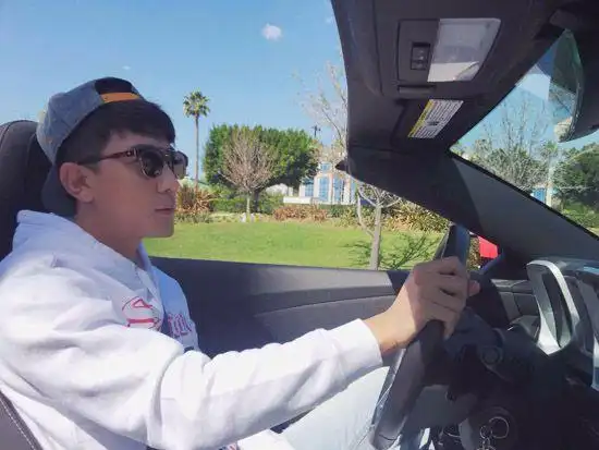 大左美国街头开跑车兜风 悠闲度假狂拉仇恨