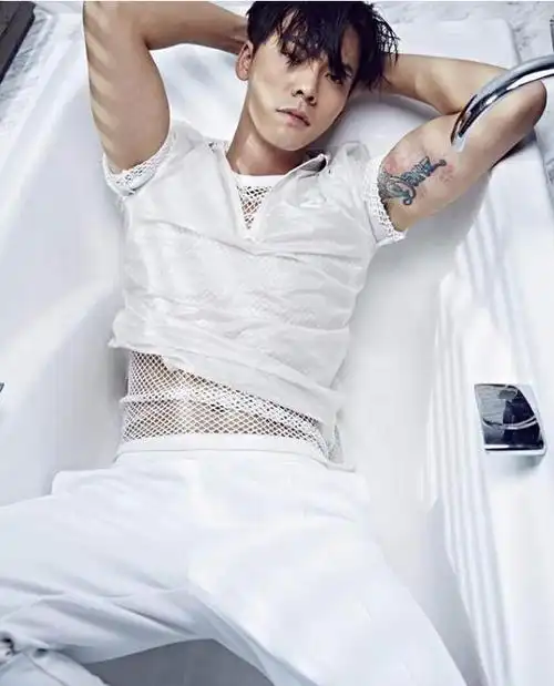 港星陈伟霆豪宅,客厅大到能遛狗,不拍戏得继承百亿资产