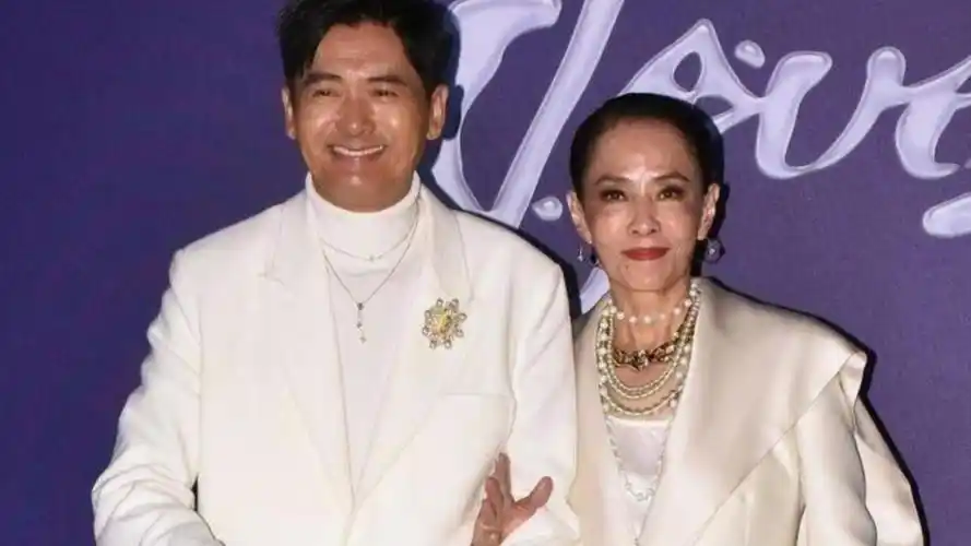 周润发夫妇穿情侣装出席活动 老婆珠光宝气