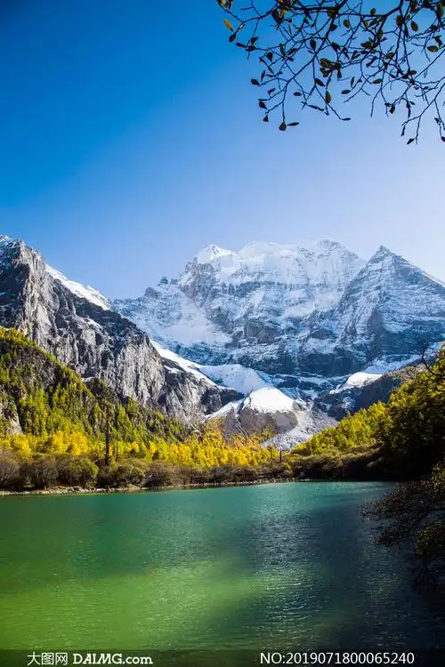 雪山山脚下的美丽湖泊摄影图片_大图网图片素材