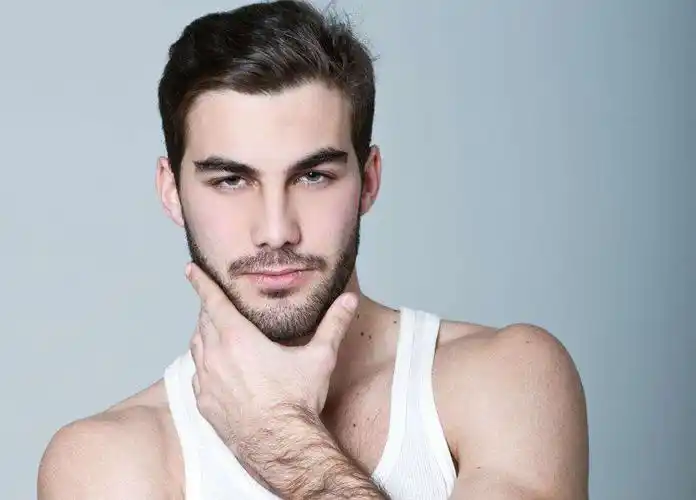 2.胡渣扎人 谁会喜欢一个胡子拉碴的男朋友?扎手就算了,还扎心呢!