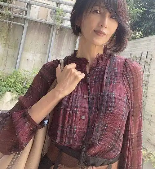 原创51岁工藤静香又晒近照穿百褶裙亮相身材不输女儿腰只有1尺7吧
