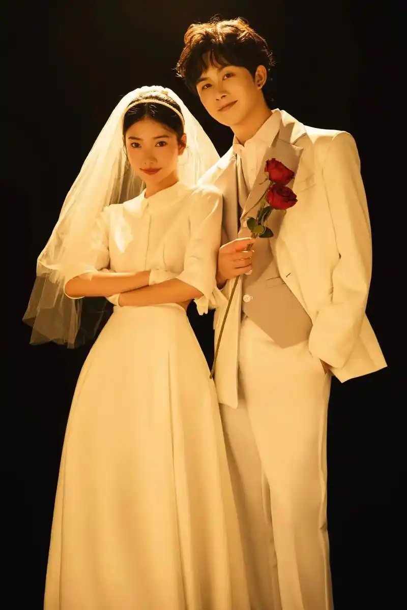 飞乐时摄影.情侣写真 头纱 廓形西装的组合 既有韩杂画报的时 - 抖音