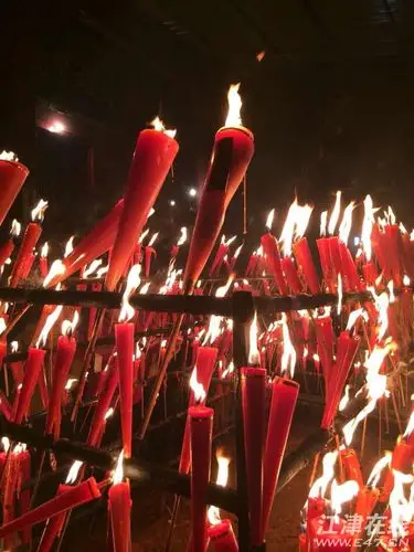 大年三十去烧头香的都挤爆了