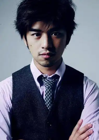 陈柏霖超级酷感偏分短发打造 文艺男神的潮流发型设计