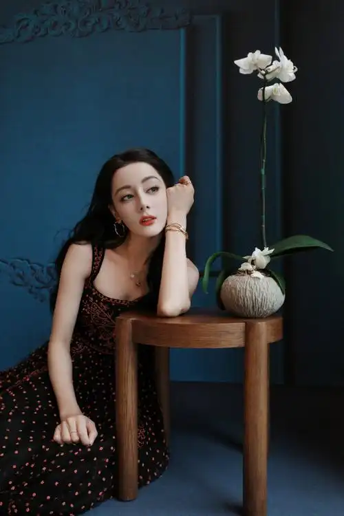 文静给迪丽热巴做发型