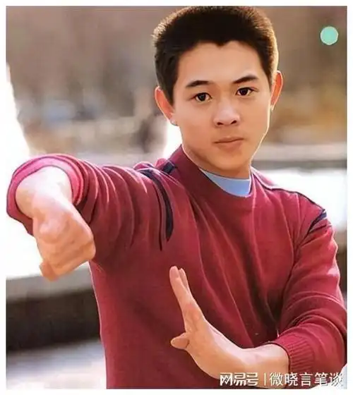 李连杰过春节尼泊尔应景颜面变幻莫测