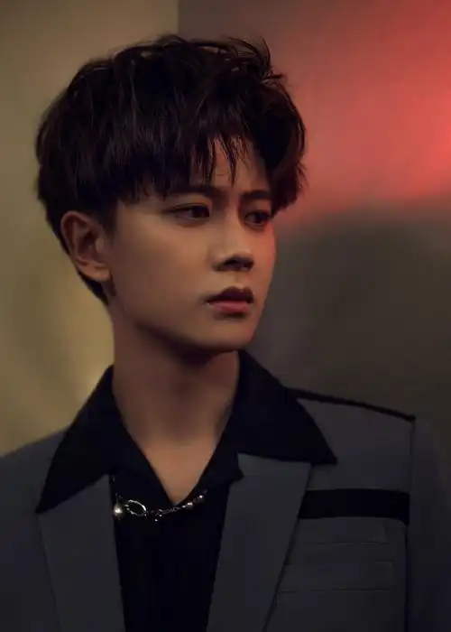 最新行程丨任嘉伦今日活动出发照送达 在秋波半隐光影里的潇洒美少年