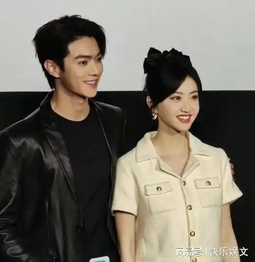 35岁景甜活动现场撩许凯腹肌男方大方展示引欢呼两人关系和谐