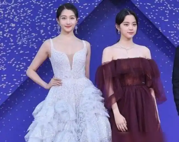 金鸡奖红毯秀欧阳娜娜关晓彤同台瞬间才知道身高的重要性