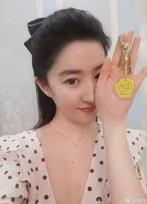 刘亦菲喝了黄玫瑰拿铁##玫瑰的故事最吸引林一的是刘亦菲