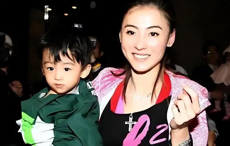 孙东海已和张柏芝于2015年秘密交往至今整整七年了.