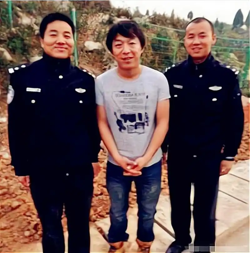 黄渤和警察同框合影,差点被认为犯事了  黄渤站在中间,耸着肩膀双手