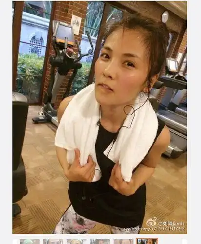 刘涛戴绿色发带素颜健身满脸汗水组图4