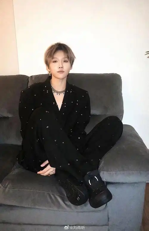 刘雨昕今日微博晒了在la的9宫格明信片