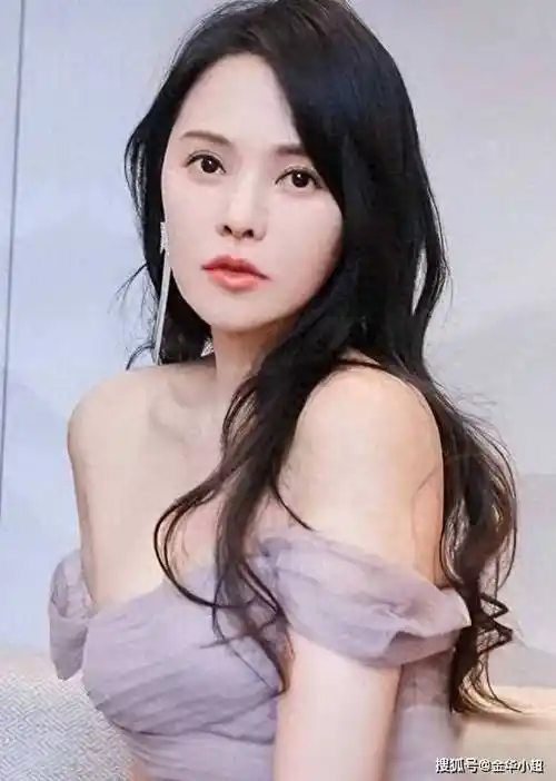 伊能静岁旧照公开,单眼皮蒜头鼻惹人关注,与秦昊夫妻相明显