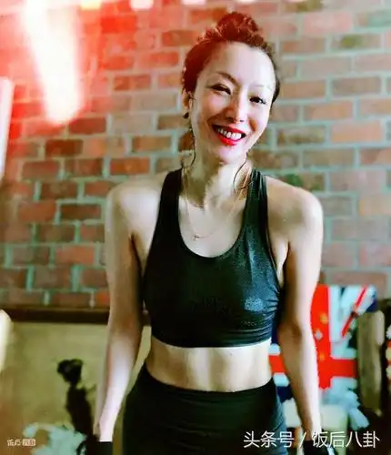 白百何釜山电影节胖若两人,与大12岁郑秀文同框证明健身很重要