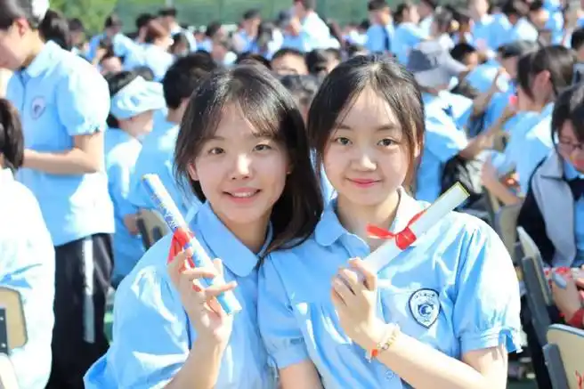 近日,石家庄二中实验学校迎来高三毕业典礼,几位高三学子在校园操场