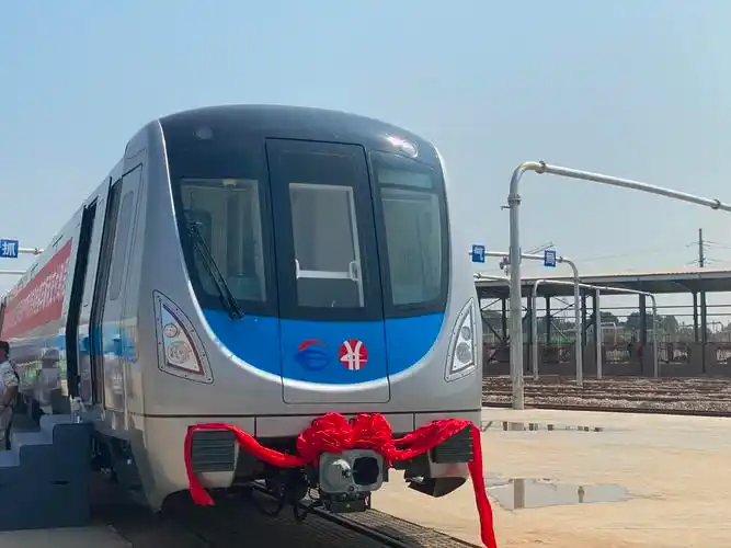 长沙地铁6号线首列车抵达长沙