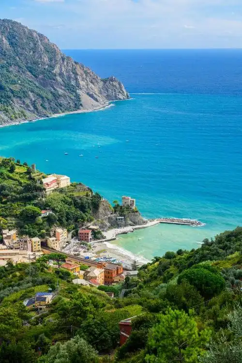 海边的山水和村庄风景