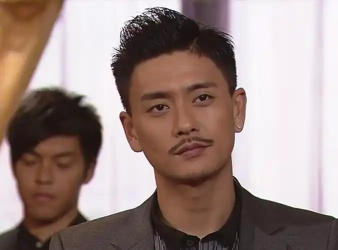 她和黄宗泽一起合作了《游戏天王》,《溏心风暴》两部电视剧