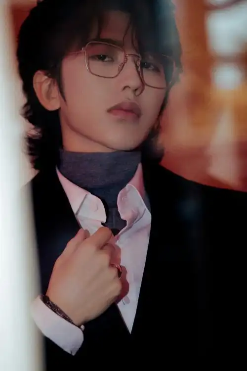 蔡徐坤绅士帅气写真图片