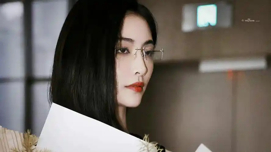 许佳琪勿扰飞升番外篇杀青路透金丝眼镜77短发造型