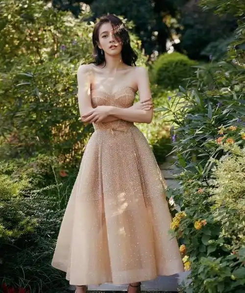 张雪迎美到不敢认一袭肉粉礼服裙公主范十足举手投足尽显气质