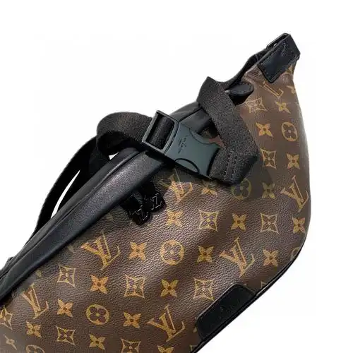 lv此款discovery腰包采用柔软的monogram shadow压纹小牛皮制成 – 潮