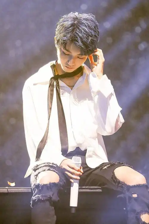 王俊凯撩人领带图片集,潇洒性感的不羁王总