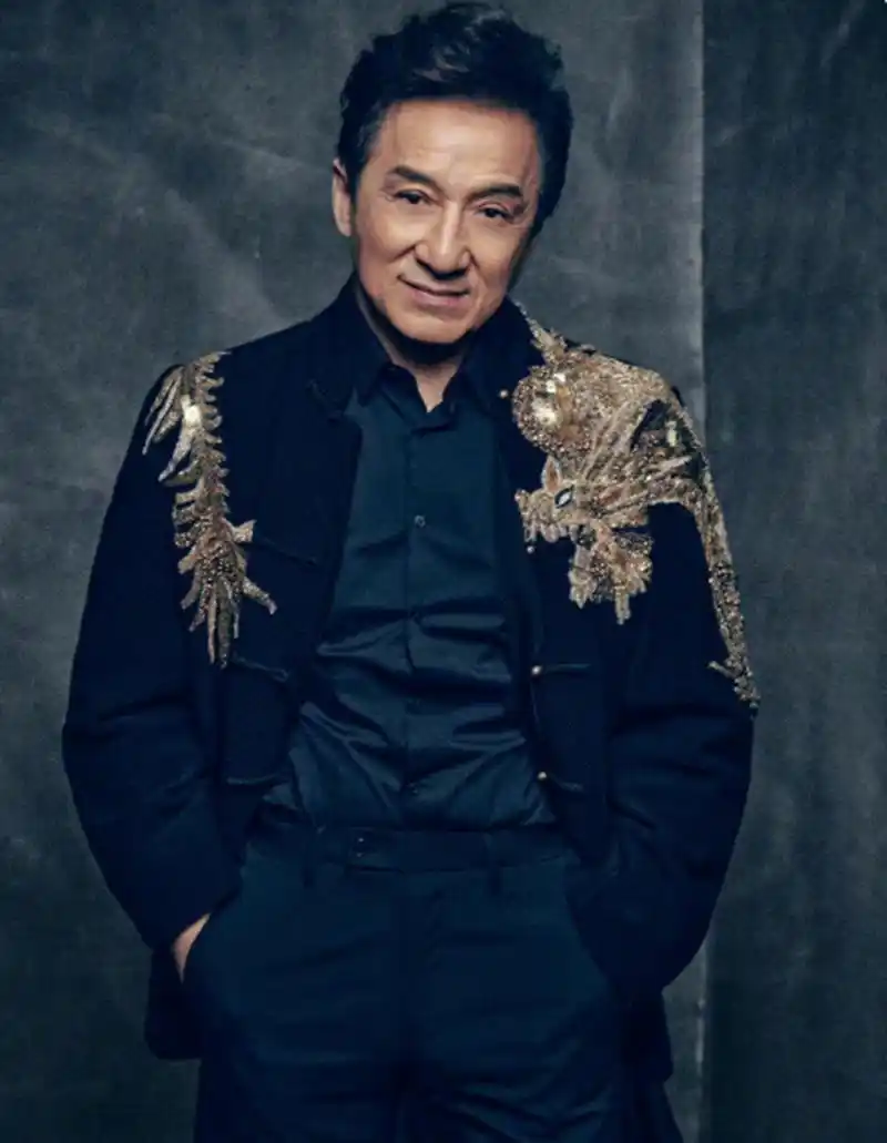 成龙出道60周年与时尚芭莎合作一组照片,同时也是宣传自己的新片