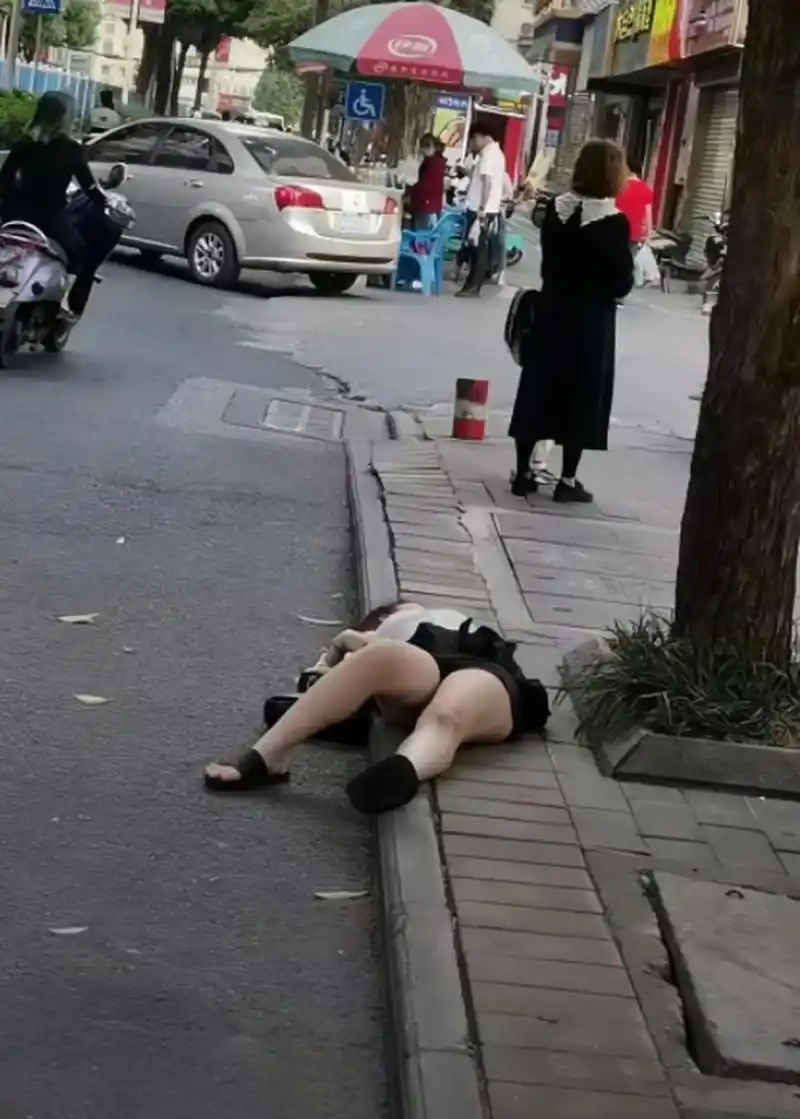 这喝醉酒的女人跟男人一样,那有什么形象可言丑态百出