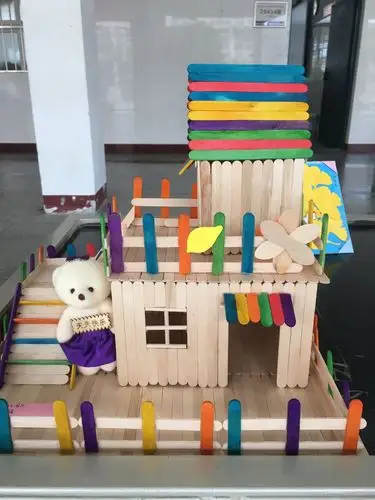 一次性的筷子跟小木棍也能再次废物利用,变成了精致的小房子.