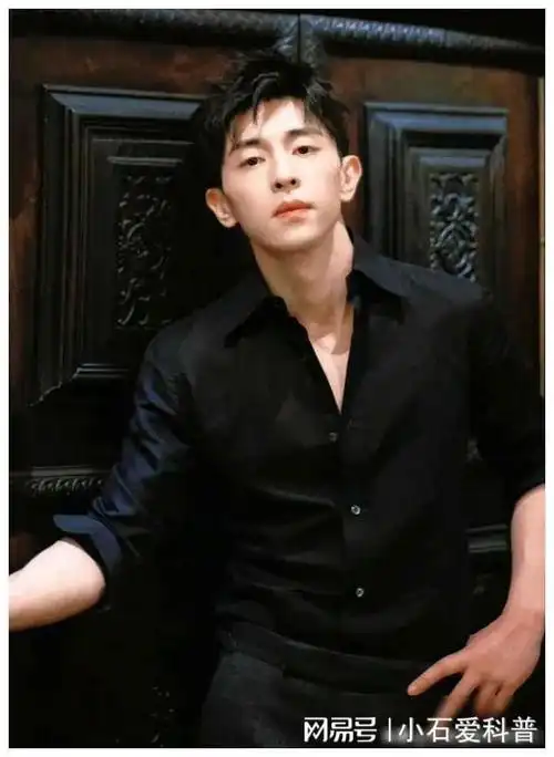 邓伦超级超级阳光帅气迷人十足的,为人随和善良的男人!