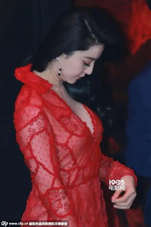 范冰冰着透视红装妩媚撩发 紧盯胸口防止走光