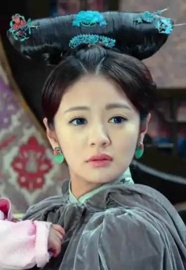 安以轩在另一个角色中的造型让人大吃一惊,那头上的造型简直就像是