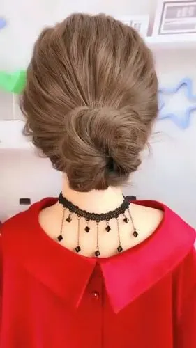 步骤非常简单的一款盘发造型,时尚又显气质