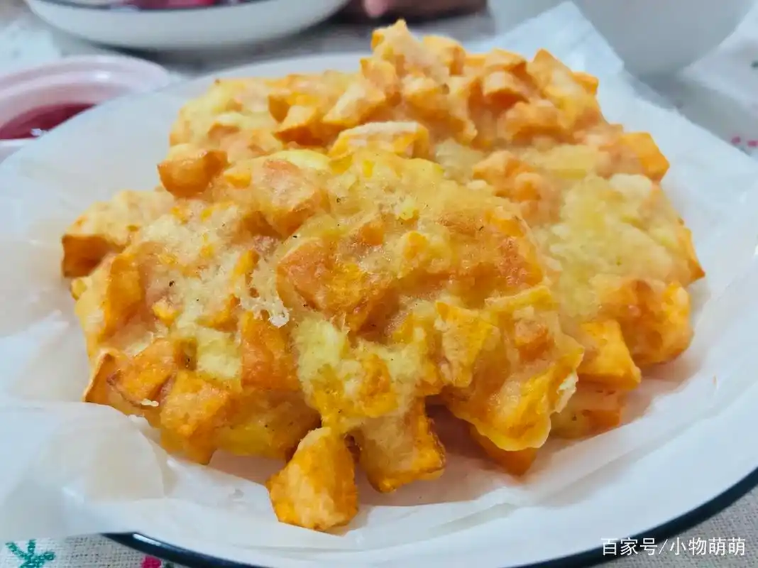 一个红薯,五十克面粉,做几个红薯粑粑,根本不够吃