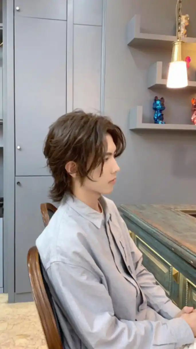 男生日系卷发 喜欢留长发的男生一定要去尝试的一款发型