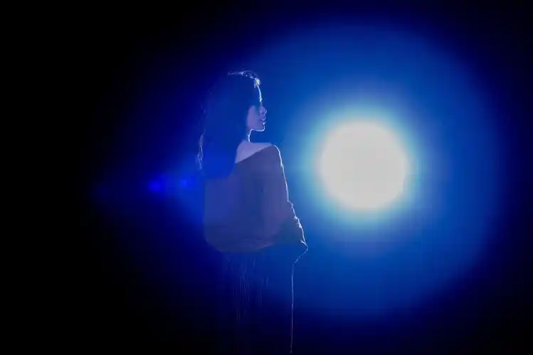 沿着路灯一个人走回家