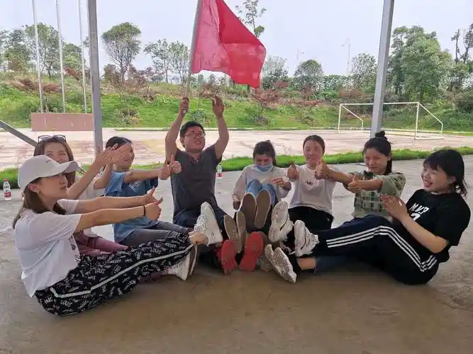 见过这样的团队造型吗因为要其中四个人的脚离开地面,可让