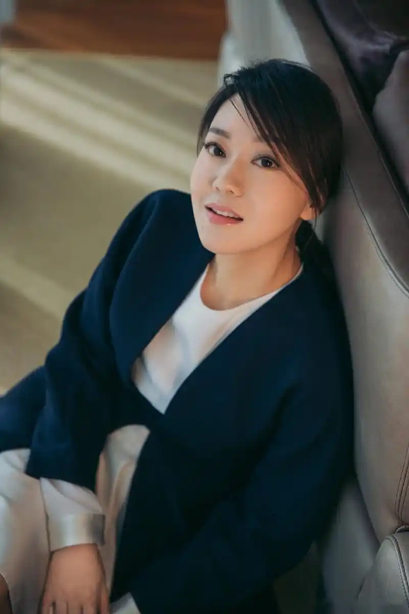 荧幕前,你是戏路多变的实力派演员,无论是什么角色