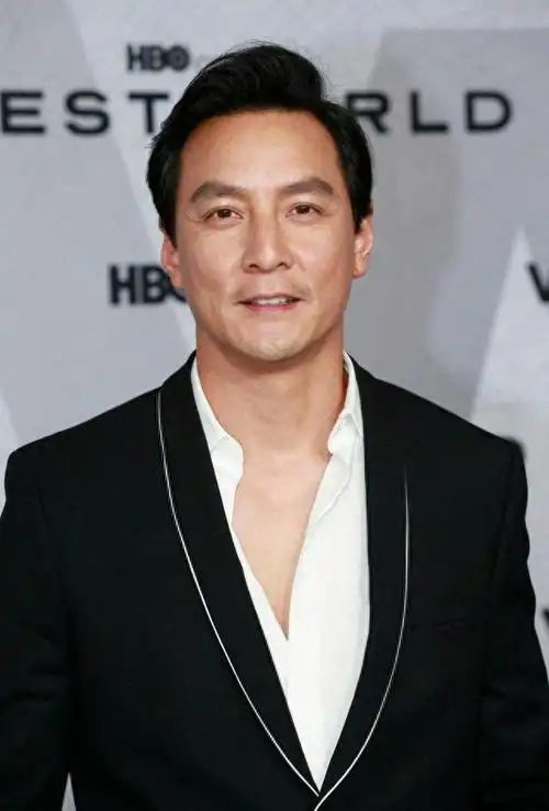 吴彦祖罕见携女儿参加活动哪怕老了有皱纹也依旧很帅气