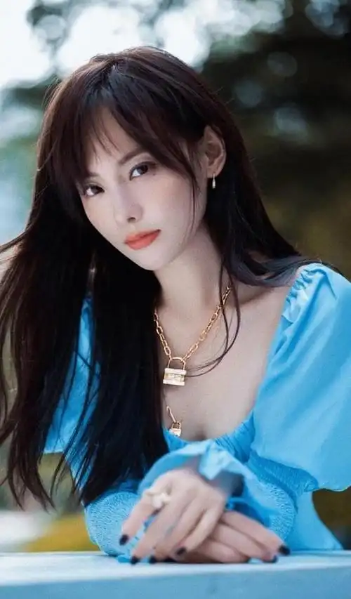 明星写真:张嘉倪深v露肩透视长裙时尚美拍,气质典雅性感多娇