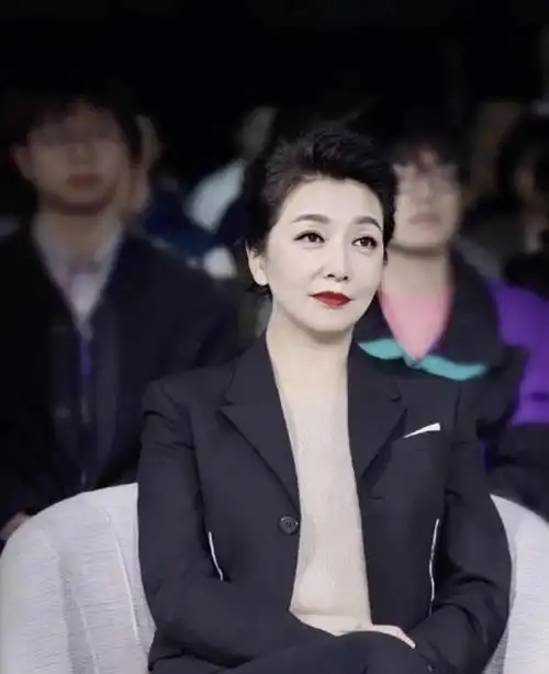 江珊53岁了,身穿一件黛蓝色大v领连衣裙亮相,高贵优雅又减龄!