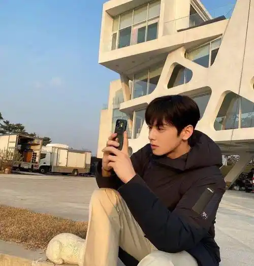 车银优不愧是脸蛋天才马路边随手拍秒变撕漫男形象绝了