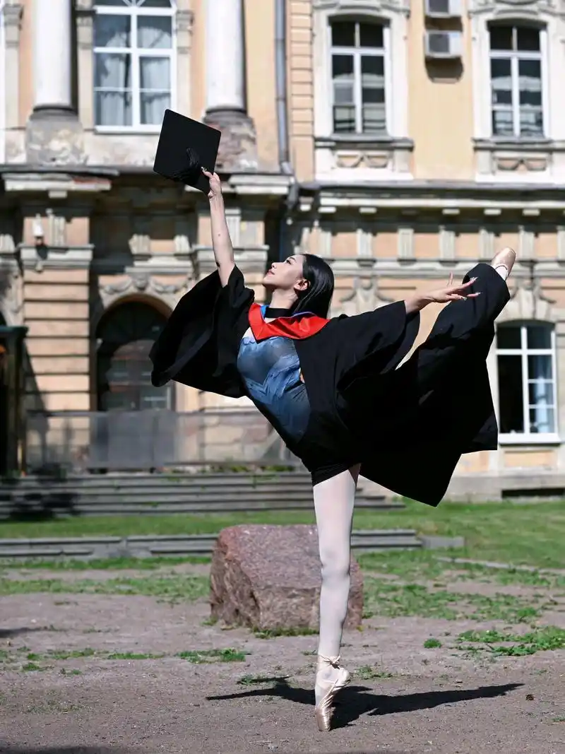 学士服搭配白色连裤袜:穿搭中的时尚魅力与青春活力