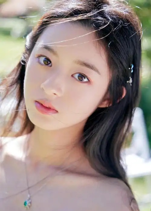 女星黄杨细甜,曾被杨幂签约到公司,才16岁就跟王千源,谭卓,黄渤等明星