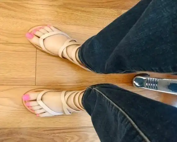 42码大脚女人的悲哀,鞋子买男款,相亲还要被嫌弃.